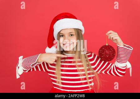 Decor migliore qui. shopping natalizio tempo. pronto per celebrare il nuovo anno. Portare la creatività alla decorazione della casa. Atmosfera di festa. Negozio di arredamento. santa kid struttura decorativa sfera. sentirsi felice circa xmas holiday. Foto Stock