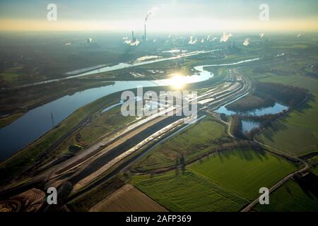 Vista aerea, area di costruzione, fiume Lippe, in background Chemiewerk azienda Evonik, Chemie Marl-Hüls, la riprogettazione e la diga estensione della Lippe dike, bet Foto Stock