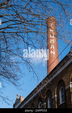 Old Truman Brewery building a Brick Lane, East London UK, con camino iconico, ora utilizzato come retail leisure e business spazio eventi. Foto Stock