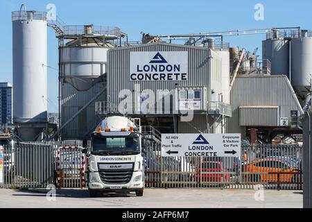 Betoniera camion a Londra concrete, fornitore di calcestruzzo a Londra, Inghilterra, Regno Unito, Regno Unito Foto Stock