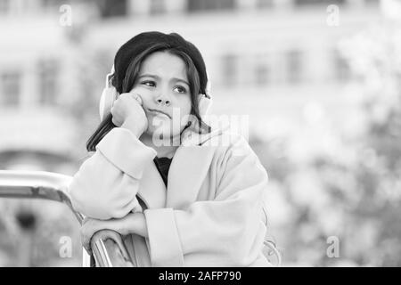 Saltare via. La band preferita. Influenza della musica. Bambino ragazza abito autunnale godendo di musica. Teenage gusto musicale. Bambina ascoltando musica godetevi canzone preferita. La ragazza con gli auricolari di background urbano. Foto Stock