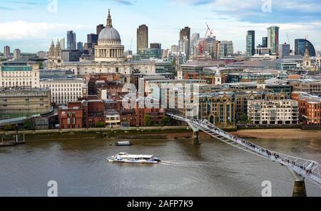 Vista panoramica della Cattedrale di St Paul e degli edifici circostanti, Londra Inghilterra Regno Unito Foto Stock