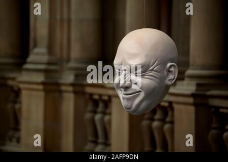 Teste flottante Installazione da Sophie caverna al Kelvingrove Art Gallery and Museum di Glasgow, Scozia. Foto Stock