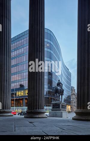 110 Queen Street visto dalla galleria di arte moderna di Glasgow. Foto Stock