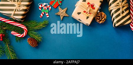 Natale o Capodanno banner blu, Xmas scheda nero incorniciato con decorazioni di stagione, spazio per un testo, vista dall'alto. Foto Stock