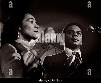 Coretta Scott King, vedova del ucciso leader dei diritti civili il Dr Martin Luther King Jr., stand con Andrew giovani come egli getta uno strappo come ha ammesso la sconfitta nella sua prima esecuzione per la Georgia quinto quartiere congressuale del gara di elezione notte 1970. Young longtime amico e il luogotenente di Martin Luther King Jr - Per ottenere la licenza di questa immagine, fare clic sul carrello di seguito - Foto Stock