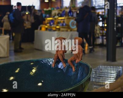 Figurine sul lato di un verde vaso in ceramica a Ottawa Potters Guild vendita annuale, Orticoltura Edificio, Lansdowne Park, Ottawa, Ontario, Canada. Foto Stock