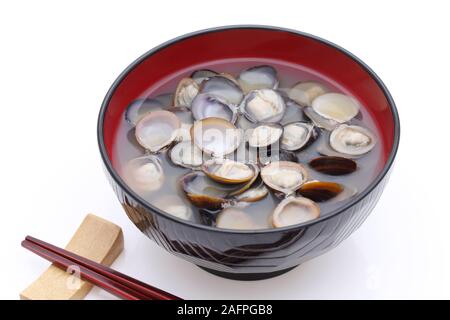 Il cibo giapponese, la zuppa di miso di shijimi in una ciotola sul vassoio Foto Stock