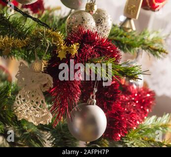 ornamenti natalizi sullo sfondo di un pino. decorazioni sul ramo di albero sempreverde Foto Stock