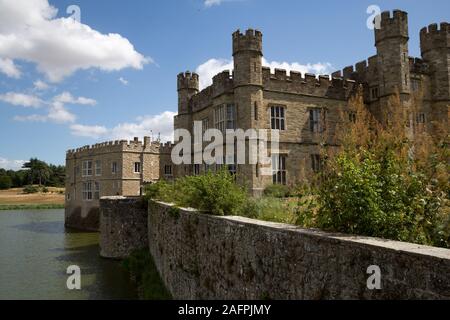 Castello di Leeds, vista esterna dal lato ovest adiacente al fossato vicino a Broomfield, Maidstone, Regno Unito. Foto Stock