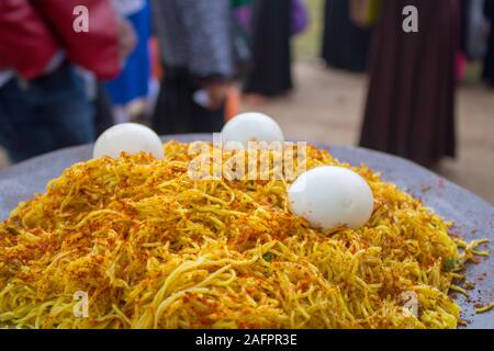 Pasta speziata sulla pentola e uova sode su di esso Foto Stock