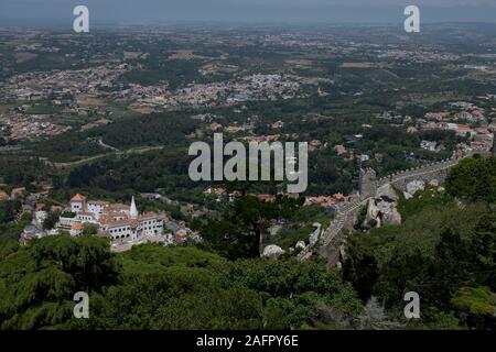 Castello dei Mori con Sintra National Palace in background, Sintra Lisboa, Portogallo, Europa Foto Stock