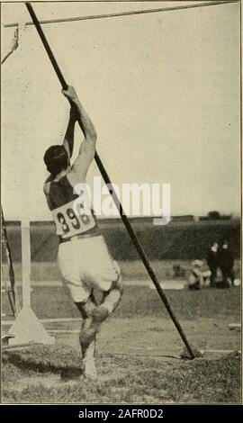 . La preparazione atletica per la scuola dei ragazzi. Il Pole Vault. FIG. 3.Moore di Princeton. Questo è un altro modo popolare di trattenere la polewhen tenendo la corsa preliminari all'archivio. Foto da Pearce. Spalding*s Athletic Library. 27 ciente. Se non dopo aver limbering fino ben, fargli eseguire attraverso il100 metri alla velocità superiore. 220 metri: In aggiunta alla pianificazione per la 100 yards, il velocista shouldjog attraverso il 220 iarde un paio di volte durante la settimana, andonce una settimana eseguire l'intera distanza, o 150 metri alla velocità superiore. Lo sprinter dovrebbe sempre agile prima di salire sul suo marchio,per l'avviamento-pratiche Foto Stock