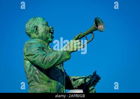 Aprile 26, 2019 a New Orleans, Louisiana, Stati Uniti d'America - Louis Armstrong D. - 'Satchmo' - statua in onore del più famoso musicista americano del XX secolo, punto di Algeri, New Orleans, LA Foto Stock