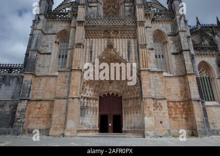 Portale con timpano e archivolti, Monastero di Batalha, Batalha, Leiria, Centro regione, Portogallo, Europa Foto Stock