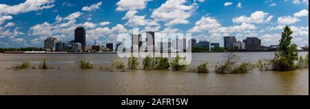 4/29, 2019, Baton Rouge, LA, Stati Uniti d'America - Baton Rouge, Louisiana Skyline e lo State Capitol sul fiume Mississippi Foto Stock