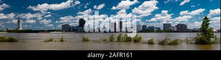 4/29, 2019, Baton Rouge, LA, Stati Uniti d'America - Baton Rouge, Louisiana Skyline e lo State Capitol sul fiume Mississippi Foto Stock