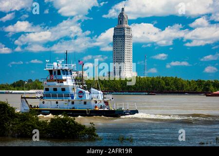 4/29, 2019, Baton Rouge, LA, Stati Uniti d'America - Baton Rouge, Louisiana Skyline e lo State Capitol sul fiume Mississippi Foto Stock