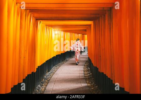 Yong Donne nella tradizionale kimono giapponese a piedi a Fushimi Inari Santuario a Kyoto, Giappone Foto Stock