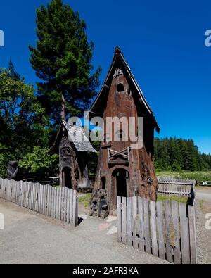 Il 31 maggio 2019, N CALIFORNIA, STATI UNITI D'AMERICA - Treehouse in Viale dei Giganti e sequoia gigante foresta lungo la Route 101 in Foto Stock