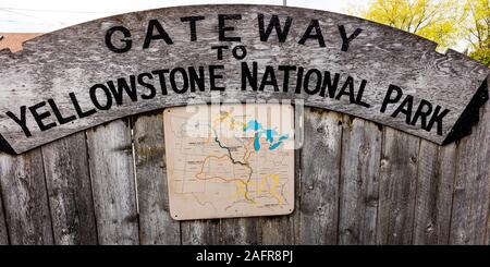 Maggio 23, 2019, great falls, MONTANA USA - firmare la lettura 'Gateway per il Parco Nazionale di Yellowstone', tre forchette, Montana Foto Stock