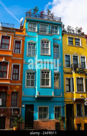Istanbul, Turchia. Novembre 22, 2019. Case colorate in Fener quartiere di Balat Foto Stock