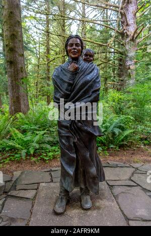 Il 28 maggio 2019, Astoria, OREGON, Stati Uniti d'America - Statua di Sacajawea nello storico Fort Clatsop, Oregon, sito di Lewis e Clark Expedition - 1804-1806 al di fuori di Astoria, Oregon Foto Stock