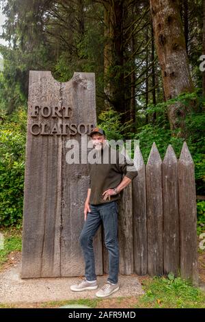 Il 28 maggio 2019, Astoria, OREGON, Stati Uniti d'America - Bill Terry pone di fronte storico forte di Clatsop, Oregon, sito di Lewis e Clark Expedition - 1804-1806 al di fuori di Astoria, Oregon Foto Stock