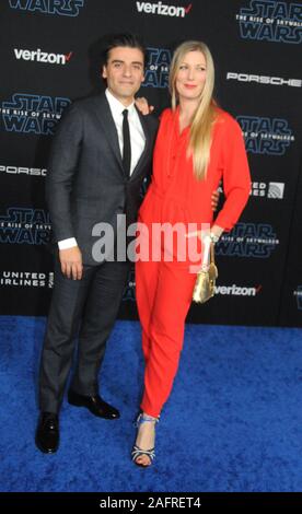 Hollywood, California, Stati Uniti d'America 16 dicembre 2019 attore Oscar Isaac e direttore moglie Elvira Lind frequentare Lucasfilm la prima mondiale di "Guerre Stellari: l'aumento di Skywalker' sul dicembre 16, 2019 a Hollywood, California, Stati Uniti d'America. Foto di Barry re/Alamy Live News Foto Stock