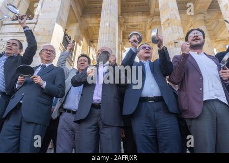 Ottobre 10, 2019: opposizione i membri del Congresso degli Stati Uniti è andato a Plaza de BolÃ-var a Bogotà¡ ad aderire al "cacerolazo' contro la riforma fiscale presentato dal governo di IvÃ¡n Duque, presidente della Colombia. Il cacerolazo è stata accompagnata dalla progressiva colombiano leader politico Gustavo Petro e senatore della Repubblica di Colombia, Ivan Cepeda. Credito: Daniel Garzon Herazo/ZUMA filo/Alamy Live News Foto Stock