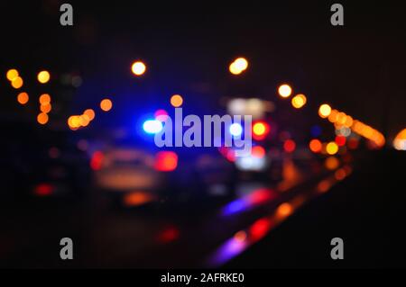 Luce blu lampeggiante sulla vista closeup top della polizia auto, sfocatura  paesaggio urbano sfondo. La barra luminosa e sirena montata sul tetto,  veicolo di emergenza, polizia comunale Foto stock - Alamy