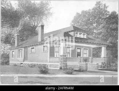 . Un piano libro di Harris case. rLOOC. Piano HARRIS BROTHERS COMPANY, 35th e strade di ferro, Chicago, Illinois pagina 31. Harris Home n. L-1001 La dimensione25 m x 36 m. 5 Roomsand attico T qui è una ricchezza di carattere per questo attraente Bungalow, sia nell'aspetto e la disposizione del piano di pavimento. I nostri architetti hanno completeda design che incarna la buona sembra di più grandi case a un sorprendentemente basso build-ing costo. Il popolare linedetails diritta. Nota L'attenta corretto Foto Stock