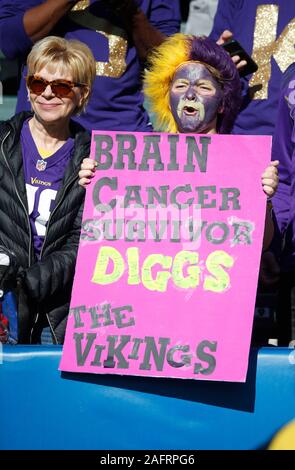 Carson, California, Stati Uniti d'America. 15 Dic, 2019. Minnesota Vikings tifosi durante il gioco di NFL tra il Los Angeles Chargers e il Minnesota Vikings presso la dignità Salute Sport Park di Carson, California. Charles Baus/CSM/Alamy Live News Foto Stock