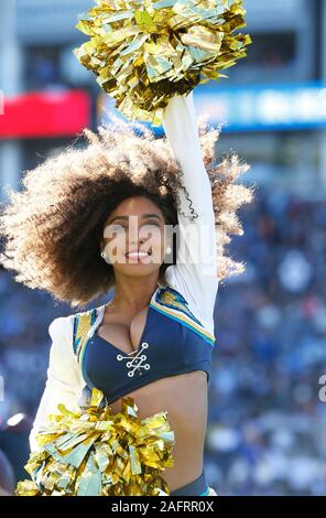 Carson, California, Stati Uniti d'America. 15 Dic, 2019. Los Angeles Chargers cheerleader in azione durante il gioco di NFL tra il Los Angeles Chargers e il Minnesota Vikings presso la dignità Salute Sport Park di Carson, California. Charles Baus/CSM/Alamy Live News Foto Stock