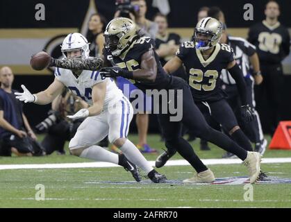 New Orleans, Stati Uniti. Xvi Dec, 2019. New Orleans Saints fuori linebacker Demario Davis (56) batte la palla lontano da al Mercedes-Benz Superdome di New Orleans il lunedì, 16 dicembre 2019. Foto di AJ Sisco/UPI Credito: UPI/Alamy Live News Foto Stock