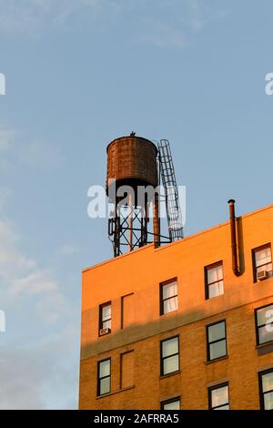Torre di acqua sul tetto di un edificio nella città di New York. Foto Stock