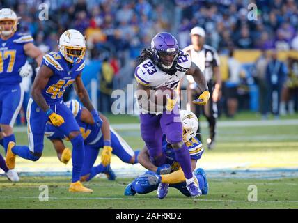 Carson, California, Stati Uniti d'America. 15 Dic, 2019. Minnesota Vikings running back Mike Boone (23) porta la palla durante il gioco di NFL tra il Los Angeles Chargers e il Minnesota Vikings presso la dignità Salute Sport Park di Carson, California. Charles Baus/CSM/Alamy Live News Foto Stock