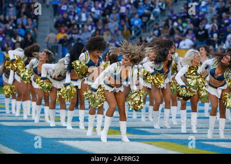 Carson, California, Stati Uniti d'America. 15 Dic, 2019. Los Angeles Chargers cheerleader durante il gioco di NFL tra il Los Angeles Chargers e il Minnesota Vikings presso la dignità Salute Sport Park di Carson, California. Charles Baus/CSM/Alamy Live News Foto Stock