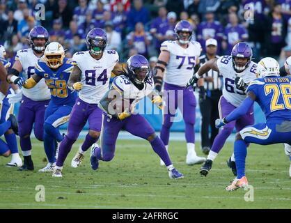 Carson, California, Stati Uniti d'America. 15 Dic, 2019. Minnesota Vikings running back Mike Boone (23) porta la palla durante il gioco di NFL tra il Los Angeles Chargers e il Minnesota Vikings presso la dignità Salute Sport Park di Carson, California. Charles Baus/CSM/Alamy Live News Foto Stock