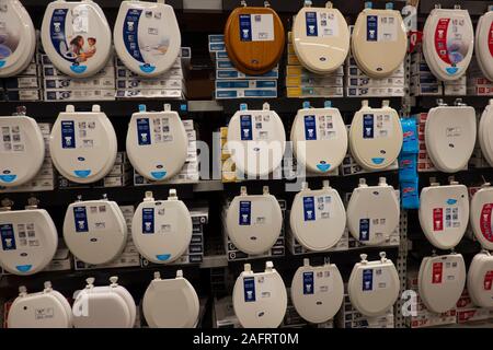 I copriletto dei servizi igienici sono nel grande box shop di Brooklyn, New York Foto Stock