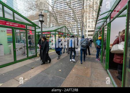 Guardando al mercato delle Vacanze di Natale a Bryant Park, New York, NY, USA il 6 dicembre 2019 Foto Stock