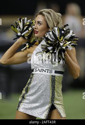 New Orleans, Stati Uniti. Xvi Dec, 2019. New Orleans Saints cheerleader danze durante una pausa nel gioco con gli Indianapolis Colts al Mercedes-Benz Superdome di New Orleans il lunedì, 16 dicembre 2019. Foto di AJ Sisco/UPI Credito: UPI/Alamy Live News Foto Stock