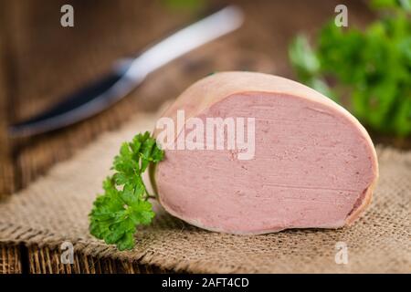 Liverwurst (cucina tedesca) come dettagliato alta close-up shot su un vintage tavolo in legno (messa a fuoco selettiva) Foto Stock