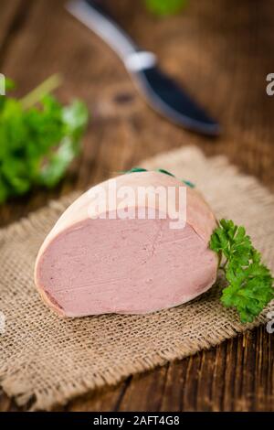 Porzione di fresche fatte Liverwurst (close-up shot; messa a fuoco selettiva) Foto Stock