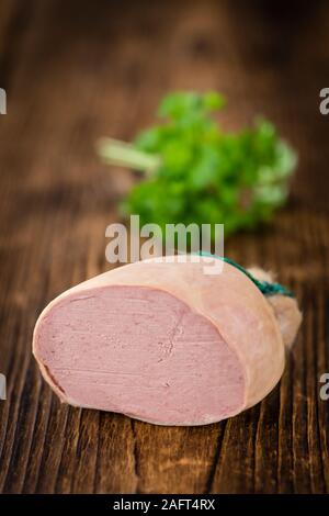 Liverwurst (cucina tedesca) come dettagliato alta close-up shot su un vintage tavolo in legno (messa a fuoco selettiva) Foto Stock