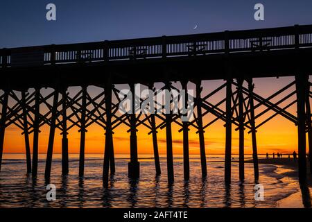 Folly Beach vicino Charleston, la città più antica e più grande dello stato del South Carolina degli Stati Uniti, conosciuta per il suo grande ruolo nel commercio degli schiavi americani. Foto Stock