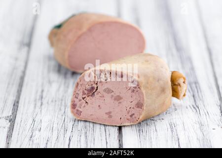 Liverwurst (cucina tedesca) come dettagliato alta close-up shot su un vintage tavolo in legno (messa a fuoco selettiva) Foto Stock