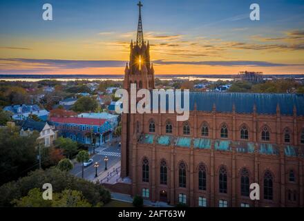 Charleston è la più antica e la più grande città negli Stati Uniti Stato della Carolina del Sud, noto per il suo ruolo di grandi dimensioni in American commercio di schiavi. La città è il c Foto Stock