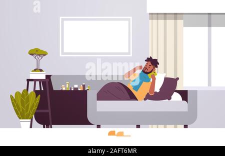 Uomo malato avente starnuto malsana african american guy in sciarpa chiamando telefono per assistenza medica soffrono di freddo virus influenzale malattia concetto moderno soggiorno interno a piena lunghezza orizzontale illustrazione vettoriale Illustrazione Vettoriale