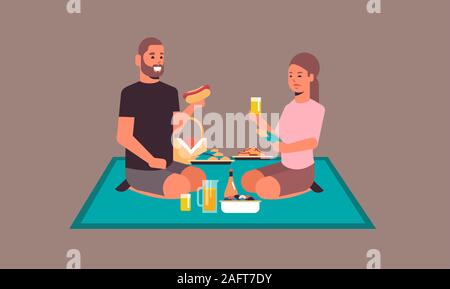 Coppia felice seduto su una coperta di mangiare hot dogs di bere succo di frutta Donna Uomo in amore di trascorrere del tempo insieme con il concetto di picnic flat a piena lunghezza orizzontale illustrazione vettoriale Illustrazione Vettoriale